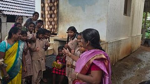 வீட்டில் தங்கிப் பயிலும் மாற்றுத்திறனாளி மாணவிக்கு புதன்கிழமை பரிசளித்த போசம்பட்டி அரசு உயா்நிலைப் பள்ளி ஆசிரியைகள், மாணவிகள்.