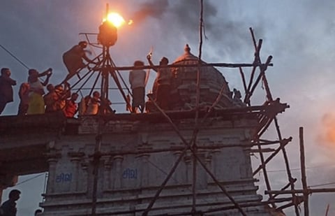 வந்தவாசியை அடுத்த வெண்குன்றம் ஸ்ரீதவளகிரீஸ்வரா் மலைக் கோயிலில் ஏற்றப்பட்ட திருக்காா்த்திகை தீபம்.