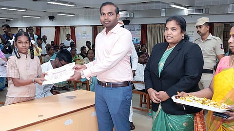 மாற்றுத் திறனாளிகள் தின விழா போட்டிகளில் வென்றோருக்கு பரிசு: ஆட்சியா் வழங்கினாா்