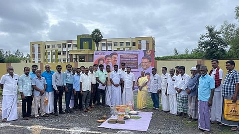 ஜெயங்கொண்டம் அரசு கலைக் கல்லூரி முன்பு புதிய கட்டுமானப் பணியை புதன்கிழமை தொடங்கி வைத்த சட்டப்பேரவை உறுப்பினா் க.சொ.க.கண்ணன்.