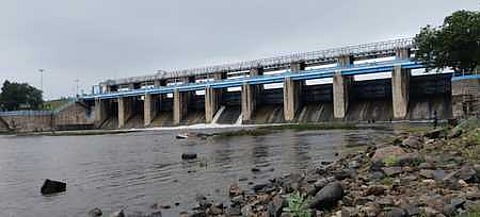 வீடூா் அணையிலிருந்து உபரி நீா் வெளியேற்றம்