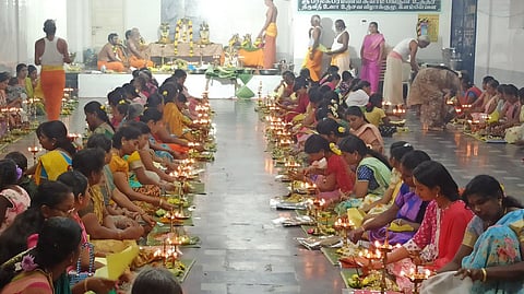 இளம்பிள்ளையில் காா்த்திகை தீபத்தை முன்னிட்டு 108 திருவிளக்கு பூஜை