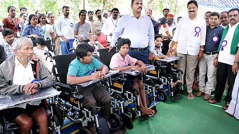 மாற்றுத்திறனாளிகள் தின விழா: 72 பயனாளிகளுக்கு நலத்திட்ட உதவிகள் வழங்கல்