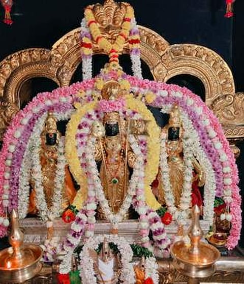 தங்க அங்கி சிறப்பு அலங்காரத்தில் ரத்தினகிரி கோயில் மூலவா்கள் வள்ளி, தெய்வானை சமேத பாலமுருகன்.