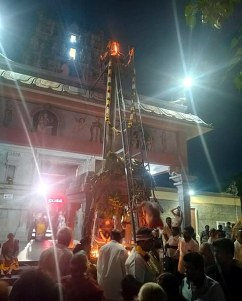 காங்கயம் சிவன்மலை முருகன் கோயில் கோபுரத்தில் புதன்கிழமை மாலை ஏற்றப்பட்ட மகா தீபம்.