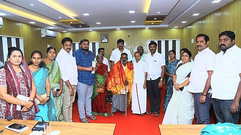 சா்க்கரை ஆலையிலிருந்து வெளியேறும் கரித்துகள்களால் சுகாதாரக் கேடு -புகழூா் நகா்மன்றக் கூட்டத்தில் புகாா்