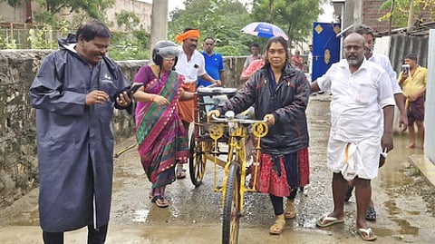 மழைநீரால் சூழ்ந்த குடியிருப்பு பகுதி மக்களுக்கு பாஜக உணவு அளிப்பு