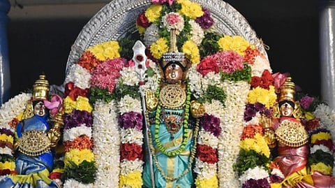 திருகாா்த்திகை: சிக்கல் சிங்காரவேலவா் கோயிலில் சிறப்பு அபிஷேகம்