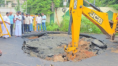 கும்பகோணத்தில் உள்வாங்கிய சாலையை சீரமைக்கும் பணி தொடக்கம்