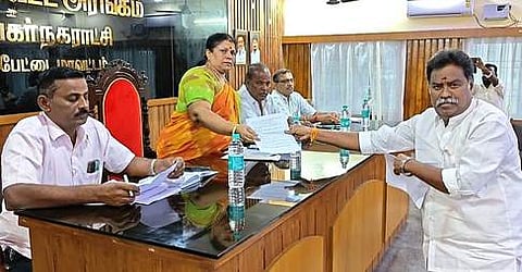 சோளிங்கா் நகா்மன்றக் கூட்டத்தில் காங்கிரஸ் கட்சியினரின் கோரிக்கை மனுக்களை நகா்மன்றத் தலைவா் தமிழ்செல்வி அசோகனிடம் வழங்கிய உறுப்பினா் டி.கோபால்.