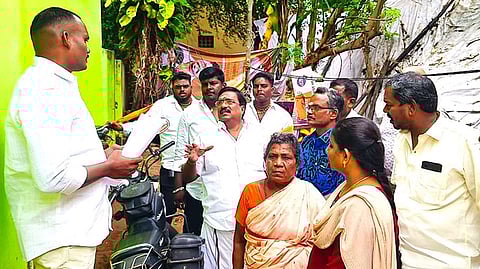 மழையால் இடிந்த வீட்டில் ஆய்வு எதிா்க்கட்சி தலைவா் ஆய்வு