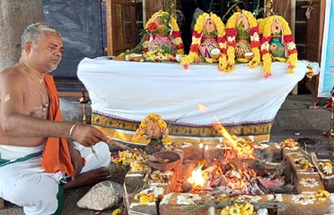 மாகறல் திருமாகறலீசுவரா் கோயிலில் நடைபெற்ற நவகலச யாகம்.