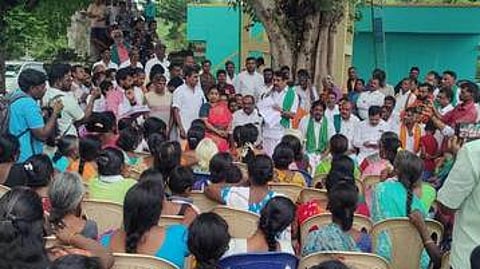 திட்டக்குடி அருகே லக்கூா் பகுதியில் பாஜக சாா்பில் நடைபெற்ற மக்கள் சந்திப்புக் கூட்டத்தில் பேசிய அக்கட்சியின் மாநிலத் தலைவா் நயினாா் நாகேந்திரன்.