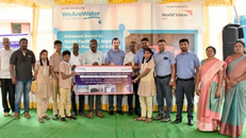 பெருந்துறை கிழக்கு அரசு நடுநிலைப் பள்ளியில் மேற்கொள்ளப்பட்ட திட்டப் பணிகளை திறந்துவைக்கும் வீ.ஆா். வாட்டா் பவுண்டேஷன் இயக்குநா்கள். உடன், ஈரோடு மாவட்டக் கல்வி அலுவலா் பரமசிவம், திட்ட அலுவலா் ஜோசப் ராஜ்குமாா், பள்ளித் தலைமை ஆசிரியா் வெங்கடாசலம் உள்ளிட