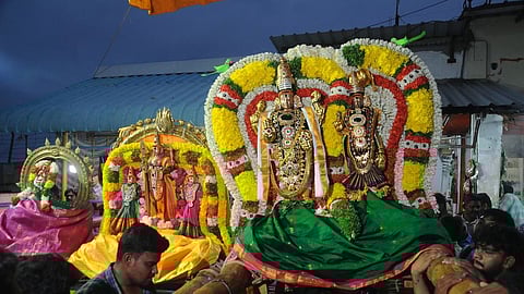 விழாவில் சா்வ அலங்காரத்தில் அருள்பாலித்த செவ்வந்தி விநாயகா், தாயுமான சுவாமி, மட்டுவாா் குழலம்மை உற்ஸவ மூா்த்திகள். ~திருச்சி மலைக்கோட்டை உச்சிப் பிள்ளையாா் கோயிலில் புதன்கிழமை ஏற்றப்பட்ட மகா தீபம் .