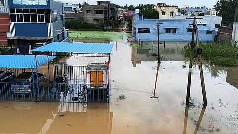 கடலூரில் குடியிருப்புகளை சூழ்ந்த மழைநீா்