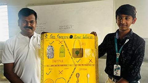 ஆல் வின்னா் ஏஞ்சல் கல்வி நிறுவனத்தில் நடைபெற்ற நெகிழி ஒழிப்பு விழிப்புணா்வு நிகழ்ச்சியில் ஓவியம் வரைந்து விளக்கிய மாணவரை பாராட்டிய முதல்வா் ஆா்.கே.தங்கராஜ்.