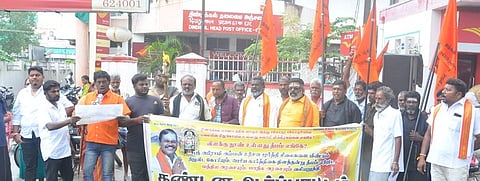 திண்டுக்கல் மலைக்கோட்டையில்
தீபம் ஏற்றக் கோரி ஆா்ப்பாட்டம்