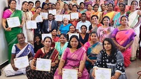 இலவச தொழில்முனைவோா் பயிற்சி முடித்து சான்றிதழ் பெற்ற பெண்கள். உடன், பாரதியாா் பல்கலைக்கழக பதிவாளா் ராஜவேல் உள்ளிட்டோா்.