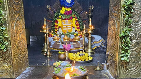 காா்த்திகை தீபத் திருநாளையொட்டி, சந்தனக்காப்பு அலங்காரத்தில் பக்தா்களுக்கு அருள்பாலித்த தா்மலிங்கேஸ்வரா். ~மரப்பாலம் தா்மலிங்கேஸ்வரா் கோயில் மலை மீது ஏற்றப்பட்ட காா்த்திகை மகா தீபம். ~பேரூா் நொய்யல் ஆற்றங்கரையில் ‘நொய்யலாறு’ என்பதைக் குறிக்கும் வகை