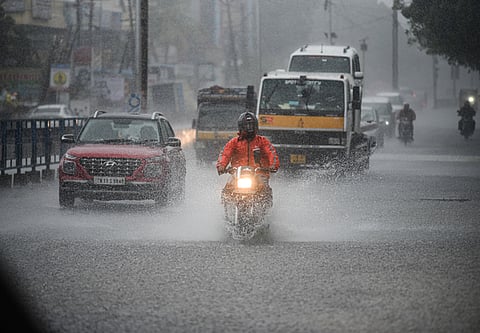 சென்னை அம்பத்தூா் புதூா் சாலையில் புதன்கிழமை பெய்த மழையில் செல்லும் வாகனங்கள். ~சென்னை வியாசா்பாடி ஸ்டீபன்சன் சாலையில் தேங்கிய மழைநீா். ~கணேசபுரத்தில் மழையால் பாதிக்கப்பட்ட மக்களுக்கு மாநகராட்சியால் விநியோகிக்கப்பட்ட உணவு.