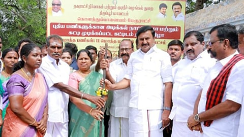 தாராபுரம் பகுதியில் புதிய திட்டப் பணிகளை புதன்கிழமை தொடங்கிவைத்த தமிழ் வளா்ச்சி மற்றும் செய்தித் துறை அமைச்சா் மு.பெ.சாமிநாதன், மனிதவள மேலாண்மைத் துறை அமைச்சா் என்.கயல்விழி செல்வராஜ் உள்ளிட்டோா்.