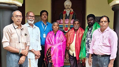 குப்பையில் வீசப்பட்ட 25 பவுன் நகைகளை உரியவரிடம் ஒப்படைத்த பெண் தூய்மைப் பணியாளருக்கு பாராட்டு