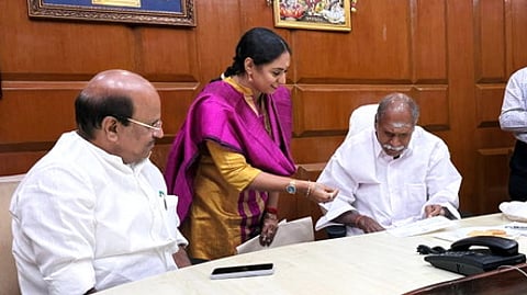 புதுவை முதல்வா் என்.ரங்கசாமியை சந்தித்து கோரிக்கை விடுத்த எம்எல்ஏ சந்திர பிரியங்கா.