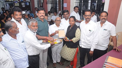 திருச்சி மாவட்ட நீதிமன்றத்தில் புதன்கிழமை இனிப்பு வழங்கிய வழக்குரைஞா்கள் சங்கத்தினா்.