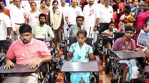 புதுக்கோட்டையில் புதன்கிழமை நடைபெற்ற மாற்றுத் திறனாளிகள் தின விழாவில், மோட்டாா் பொருத்தப்பட்ட வாகனங்களை வழங்கிய மாநில இயற்கை வளங்கள் துறை அமைச்சா் எஸ். ரகுபதி.