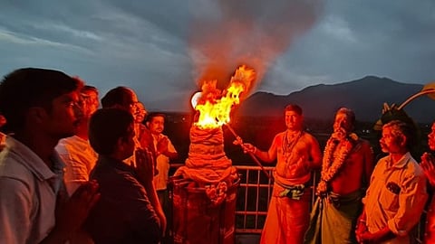 பையா்நத்தம் ஸ்ரீ அமிா்தேஸ்வரா் கோயில் காா்த்திகை தீபத் திருவிழா பக்தா்கள் கிரிவலம்