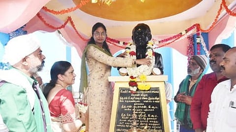 ஆரி கவுடா் சிலைக்கு மாலை அணிவித்து மரியாதை செலுத்திய ஆட்சியா் லட்சுமி பவ்யா தன்னேரு.