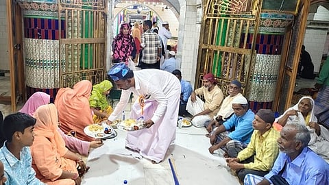 நாகூா் தா்காவில் அரண்மனை விருந்து