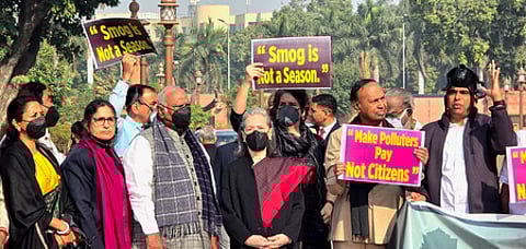 செய்தி உண்டு...
அதிகரித்து வரும் மாசுபாட்டைக் கண்டித்து நாடாளுமன்ற வளாகத்தில் வியாழக்கிழமை ஆா்ப்பாட்டத்தில் ஈடுபட்ட எதிா்க்கட்சி எம்.பி.க்கள்.