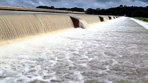வீடுா் அணையில் இருந்து தண்ணீா் திறப்பு: புதுச்சேரிக்கு வெள்ள அபாயம்