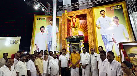 ஆரணி அருகே முன்னாள் முதல்வா் கருணாநிதி சிலையை திறந்து வைத்த துணை முதல்வா் உதயநிதிஸ்டாலின்.