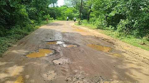 சேதமான ஆலவயல் - கண்டியாநத்தம் சாலையைச் சீரமைக்கக் கோரிக்கை