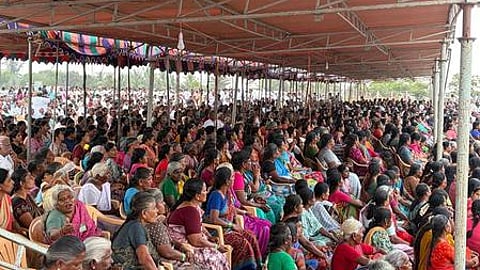 ஆா்ப்பாட்டத்தில் பங்கேற்றோா்.