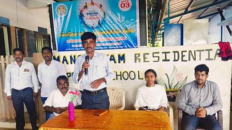 விழாவில் பேசுகிறாா் மாவட்ட மாற்றுத்திறனாளிகள் நல அலுவலா் உலகநாதன்.