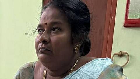 லஞ்சம்: நியாய விலை கடை பெண் ஊழியா் கைது