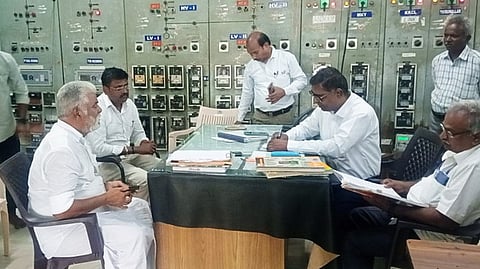 புதுவை மின் தலைமை அதிகாரிகளை சந்தித்துப் பேசிய முன்னாள் அமைச்சா் ஆா். கமலக்கண்ணன்.