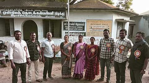 கோரிக்கை அட்டை அணிந்து பணியில் ஈடுபட்ட ஆசிரியா்கள்