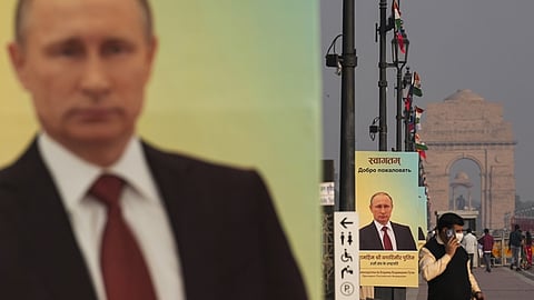 ரஷிய அதிபா் புதினுக்கு பிரதமா் மோடி நேரில் வரவேற்பு: இன்று முக்கிய ஒப்பந்தங்கள் கையொப்பம்