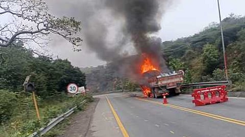 தருமபுரி அருகே சாலையின் நடுவே தீப்பிடித்து எரிந்த லாரி