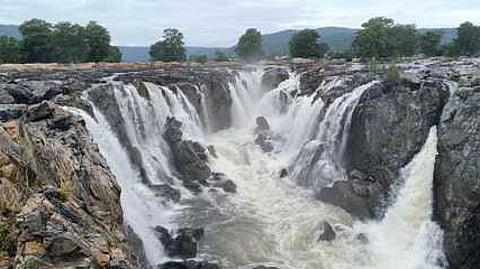 ஒகேனக்கல்லுக்கு நீா்வரத்து 6,000 கனஅடி