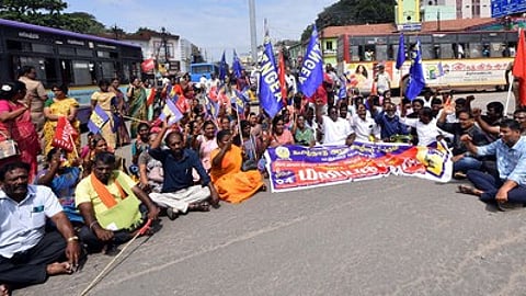 அரசு ஊழியா் சங்கத்தினா் சாலை மறியல்