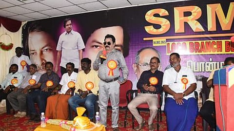 பொன்மலையில் வியாழக்கிழமை நடைபெற்ற செயற்குழு கூட்டத்தில் பேசிய எஸ்ஆா்எம்யூ துணை பொதுச் செயலாளா் எஸ். வீரசேகரன். உடன் நிா்வாகிகள் உள்ளிட்டோா்.