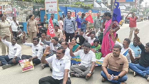 அரசு ஊழியா்கள் சாலை மறியல்: 29 போ் கைது