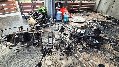 சாா்ஜ் போடப்பட்ட மின்சார பைக் தீப்பிடித்து 3 வாகனங்கள் சேதம்