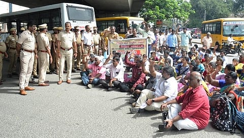 தோ்தல் வாக்குறுதிகளை நிறைவேற்றாததை கண்டித்து அரசு ஊழியா்கள் மறியல்